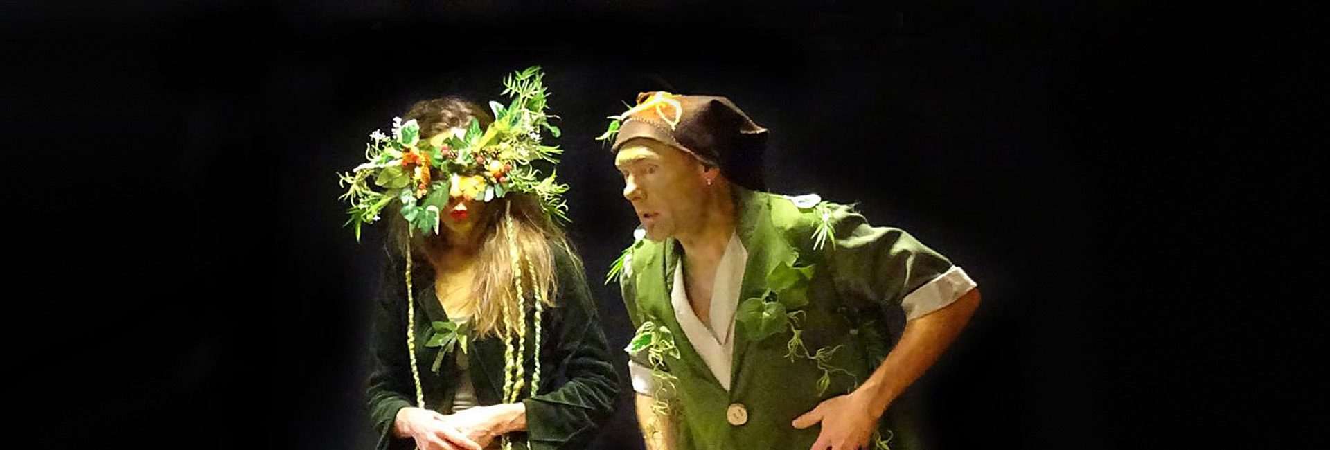 Les magiconteurs, Pierre et Déborah sur scène pour l'histoire musicale "Noël dans la forêt".